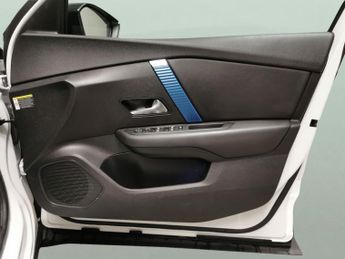 Citroen e-C4 50kWh Shine Plus (136 ps) - HEATED STEERING - BLIND SPOT ASSIST 