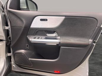 Mercedes-Benz EQA EQA 250 66.5kWh AMG Line (190 ps) - ADAPTIVE LIGHTS - HEATED LEA