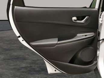 Hyundai Kona 64kWh Premium (10.5kW Charger) (204 ps) - HEATED SEATS - HEATED 