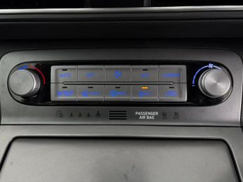 Hyundai Kona 64kWh Premium (7kW Charger) (204 ps) - NAV - BLIND SPOT ASSIST