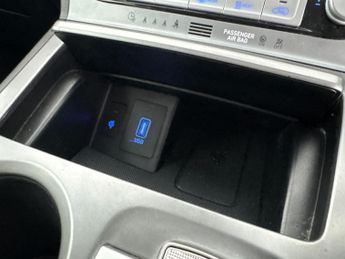 Hyundai Kona 64kWh Premium (7kW Charger) (204 ps) - NAV - BLIND SPOT ASSIST