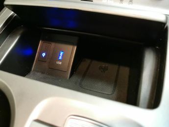 Hyundai Kona 64kWh Premium (10.5kW Charger) (204 ps) - HEATED SEATS - HEATED 