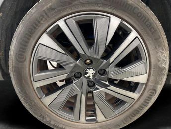 Peugeot E-2008 50kWh GT (136 ps) - LED - REVERSE CAM - NAV