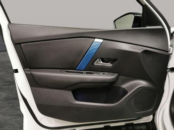 Citroen e-C4 50kWh Shine Plus (136 ps) - HEATED STEERING - BLIND SPOT ASSIST 