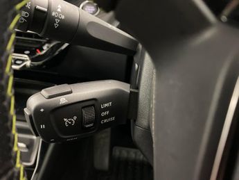 Peugeot E-2008 50kWh GT (136 ps) - LED - REVERSE CAM - NAV