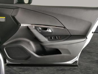 Peugeot E-2008 50kWh GT Line (136 ps) - HEATED SEATS - LANE DEPARTURE  - BLUETO