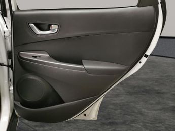 Hyundai Kona 64kWh Premium (10.5kW Charger) (204 ps) - HEATED SEATS - HEATED 