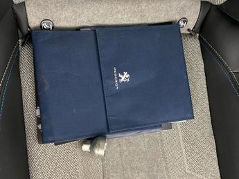 Peugeot E-2008 50kWh GT (136 ps) - LED - REVERSE CAM - NAV