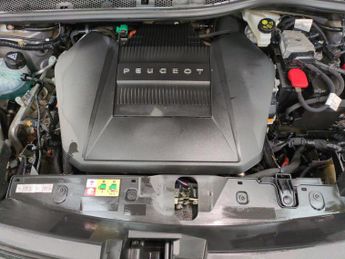 Peugeot E-2008 50kWh GT Line (136 ps) - HEATED SEATS - LANE DEPARTURE  - BLUETO