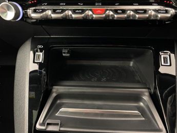 Peugeot E-2008 50kWh GT (136 ps) - LED - REVERSE CAM - NAV