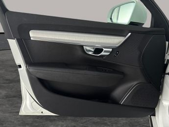 Volvo V90 2.0 T4 Momentum Plus (190 ps) - CARPLAY - PARK ASSIST - LED