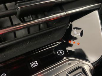 Peugeot E-2008 50kWh GT Premium (136 ps) - REVERSE CAM - ALCANTARA - NAV