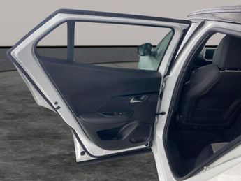 Peugeot E-2008 50kWh GT Premium (136 ps) - REVERSE CAM - ALCANTARA - NAV