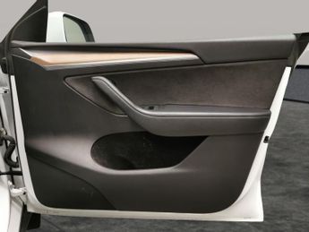 Tesla Model Y SUV RWD (346 ps) - HEATED STEERING - BLIND SPOT ASSIST - WIFI