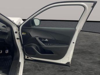 Peugeot E-2008 50kWh GT Premium (136 ps) - REVERSE CAM - ALCANTARA - NAV