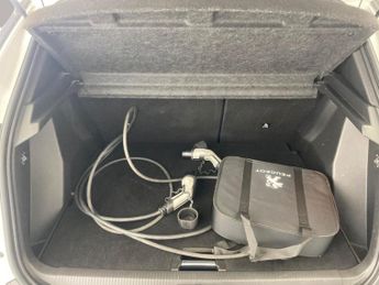Peugeot E-2008 50kWh GT Premium (136 ps) - REVERSE CAM - ALCANTARA - NAV
