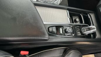 Volvo XC60 2.0h T8 Twin Engine 10.4kWh R-Design Plug-in AWD (390 ps) - SENS