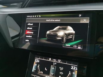 Audi e-tron 50 Technik quattro 71.2kWh (313 ps) - KEYLESS ENTRY - LED - REVE