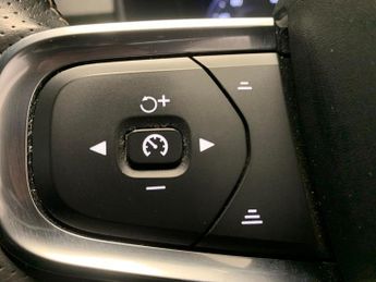 Volvo XC40 2.0 D4 R-Design Pro AWD (190 ps) - PARK ASSIST - LED - HEATED SE