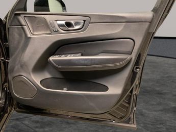 Volvo XC60 2.0 B5 MHEV Plus AWD (250 ps) - HK AUDIO - KEYLESS ENTRY - SURRO