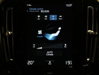 Volvo XC40 1.5h T4 Recharge 10.7kWh Core Plug-in (211 ps) - HEATED SEATS