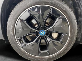 BMW iX3 80kWh Premier Edition Pro (286 ps) - HK AUDIO - DRIVING ASSISTAN