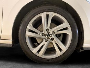 Volkswagen Golf 2.0 TDI R-Line DSG (150 ps) - LED - HEATED STEERING - WIFI