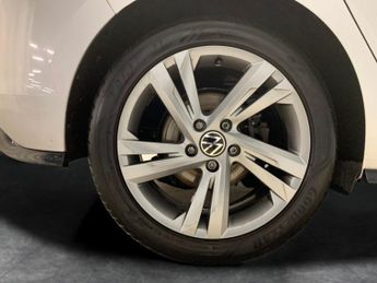 Volkswagen Golf 2.0 TDI R-Line DSG (150 ps) - LED - HEATED STEERING - WIFI