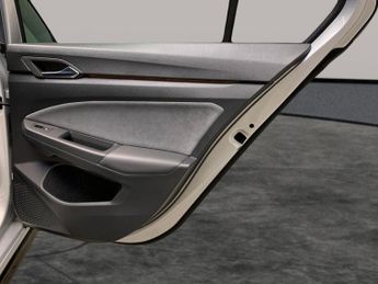 Volkswagen Golf 2.0 TDI R-Line DSG (150 ps) - LED - HEATED STEERING - WIFI