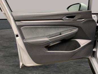 Volkswagen Golf 2.0 TDI R-Line DSG (150 ps) - LED - HEATED STEERING - WIFI