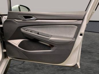 Volkswagen Golf 2.0 TDI R-Line DSG (150 ps) - LED - HEATED STEERING - WIFI