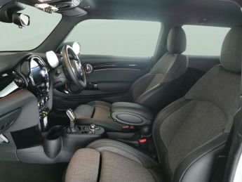 Mini Electric Hatch Cooper SE 32.6kWh Level 2 (184 ps) - 17IN ALLOYS - JCW SPOILER -