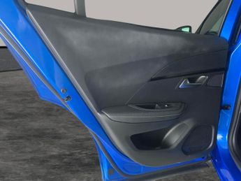 Peugeot E-2008 50kWh GT (136 ps) - REVERSE CAM - NAV - HEATED SEATS