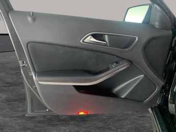 Mercedes-Benz GLA 1.6 GLA200 AMG Line Edition 7G-DCT (156 ps) - COMFORT PACK - BLU