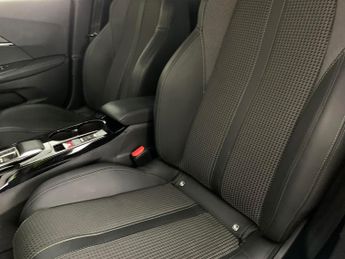 Peugeot E-2008 50kWh GT (7kW Charger) (136 ps) - LED - NAV - HEATED SEATS