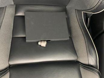 Volvo XC60 2.0h T6 Recharge 11.6kWh R-Design Plug-in AWD (340 ps) - LED - H