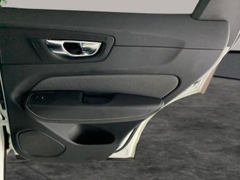 Volvo XC60 2.0 B5 MHEV R-Design (250 ps) - ACTIVE LANE ASSIST - KEYLESS ENT