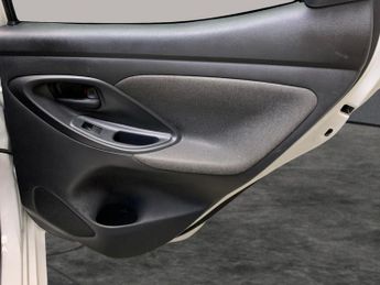 Toyota Yaris 1.5 VVT-h Design E-CVT (116 ps) - LANE DEPARTURE  - BLUETOOTH - 