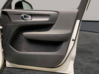 Volvo XC40 1.5h T5 Twin Engine Recharge 10.7kWh R-Design Pro Plug-in (262 p