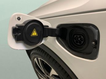 Volvo XC40 1.5h T5 Twin Engine Recharge 10.7kWh R-Design Pro Plug-in (262 p