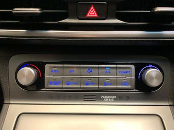 Hyundai Kona 39kWh SE Connect (10.5kW Charger) (136 ps) - LANE DEPARTURE  - B