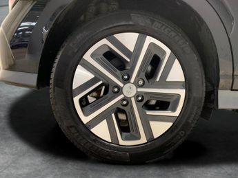 Hyundai Kona 39kWh SE Connect (10.5kW Charger) (136 ps) - LANE DEPARTURE  - B