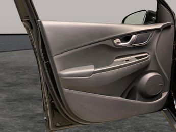 Hyundai Kona 39kWh SE Connect (10.5kW Charger) (136 ps) - LANE DEPARTURE  - B