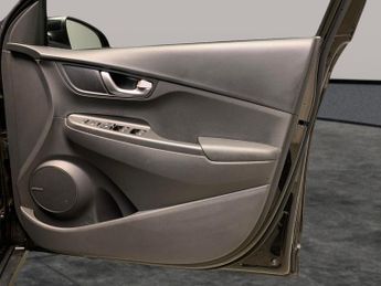 Hyundai Kona 39kWh SE Connect (10.5kW Charger) (136 ps) - LANE DEPARTURE  - B