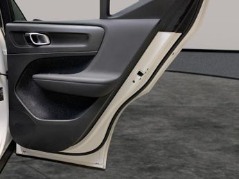 Volvo XC40 1.5h T5 Twin Engine Recharge 10.7kWh R-Design Pro Plug-in (262 p