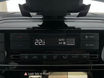 Volkswagen E-up! 36.8kWh e-up! (82 ps) - CRUISE - DIGITAL CLIMATE CONTROL - CLIMA
