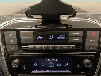 Volkswagen E-up! 36.8kWh e-up! (82 ps) - BLUETOOTH - CLIMATE CONTROL - DAB