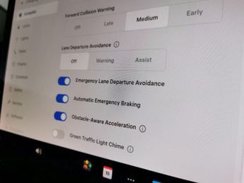 Tesla Model 3 Standard Range Plus RWD (241 bhp) - PARK ASSIST - LED - REVERSE 