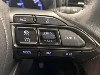 Toyota Yaris Cross 1.5 VVT-h Design E-CVT (116 ps) - BLUETOOTH - 17IN ALLOYS - CLIM