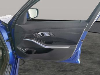 BMW 3 Series 2.0 330e 12kWh M Sport Touring Plug-in (292 ps) - REVERSE CAM